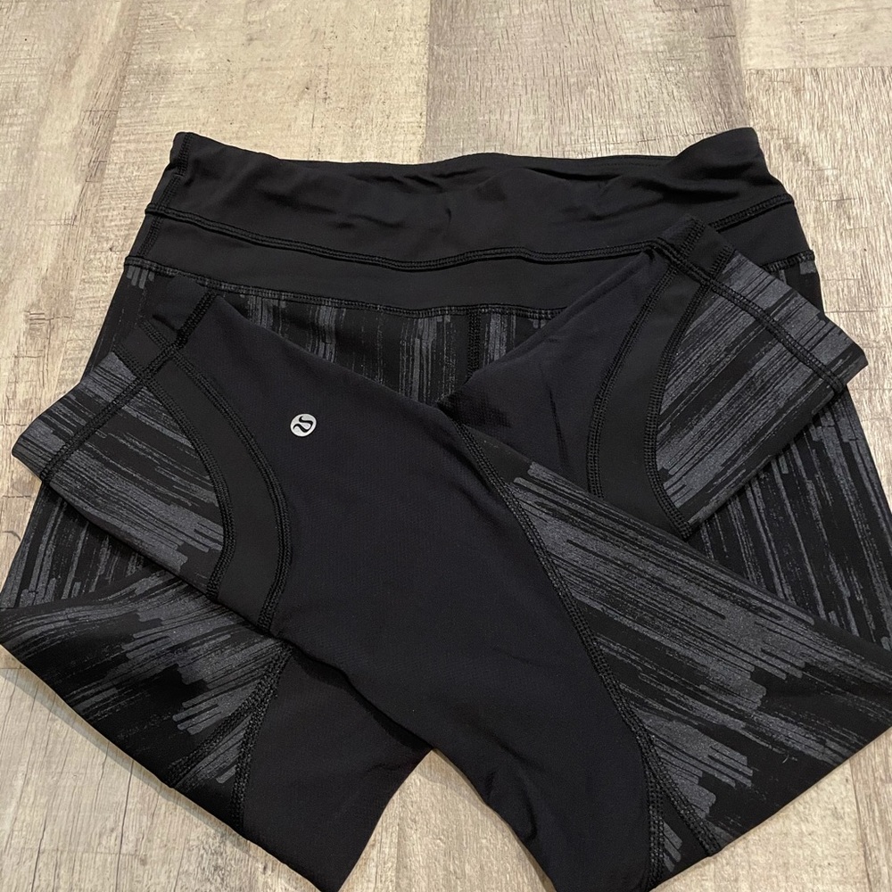 Size 6 Lululemon calf length leggings.